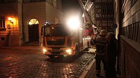 Bild: Einsatzende bei Flutlicht - Feuerwehr konnte Dach in der Dr.-K&uuml;lz-Stra&szlig;e sichern