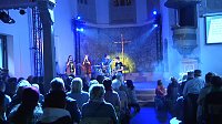 Bild: Junge Christen &uuml;bernehmen in der Altendorfer Kirche