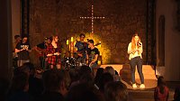 Bild: Junge Christen &uuml;bernehmen in der Altendorfer Kirche