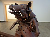 Bild: Stahlskulptur und Malerei in der Kreissparkasse