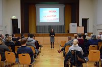 Bild: Begr&uuml;&szlig;ung der 50 G&auml;ste durch Dr. Kareen Schlangen