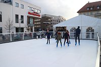 Bild: Weihnachtsmarkt und Eislaufbahn er&ouml;ffnet