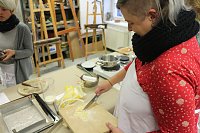 Bild: Backen, Basteln, B&auml;ume schm&uuml;cken - an der Jugendkunstschule und im Weltladen konnte man das heute selbst machen