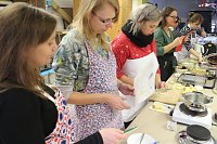 Bild: Backen, Basteln, B&auml;ume schm&uuml;cken - an der Jugendkunstschule und im Weltladen konnte man das heute selbst machen
