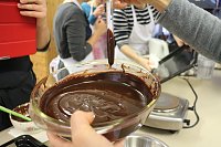 Bild: Backen, Basteln, B&auml;ume schm&uuml;cken - an der Jugendkunstschule und im Weltladen konnte man das heute selbst machen