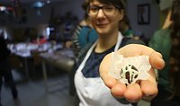 Bild: Backen, Basteln, B&auml;ume schm&uuml;cken - an der Jugendkunstschule und im Weltladen konnte man das heute selbst machen