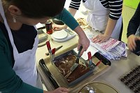 Bild: Backen, Basteln, B&auml;ume schm&uuml;cken - an der Jugendkunstschule und im Weltladen konnte man das heute selbst machen