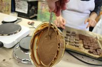 Bild: Backen, Basteln, B&auml;ume schm&uuml;cken - an der Jugendkunstschule und im Weltladen konnte man das heute selbst machen