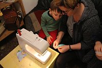 Bild: Backen, Basteln, B&auml;ume schm&uuml;cken - an der Jugendkunstschule und im Weltladen konnte man das heute selbst machen