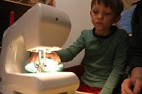Bild: Backen, Basteln, B&auml;ume schm&uuml;cken - an der Jugendkunstschule und im Weltladen konnte man das heute selbst machen