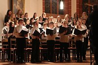 Bild: Alte Tradition neu belebt - Konzert des Kinder-, und Jugendchores zur Weihnachtszeit