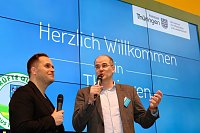Erste Besucher in der Thüringer Halle Bild: Erste Besucher in der Thüringer Halle