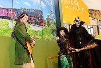 Erste Besucher in der Thüringer Halle Bild: Erste Besucher in der Thüringer Halle