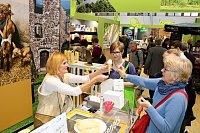 Erste Besucher in der Thüringer Halle Bild: Erste Besucher in der Thüringer Halle