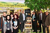Erste Besucher in der Thüringer Halle Bild: Erste Besucher in der Thüringer Halle