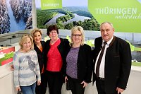 Erste Besucher in der Thüringer Halle Bild: Erste Besucher in der Thüringer Halle