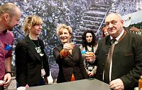 Erste Besucher in der Thüringer Halle Bild: Erste Besucher in der Thüringer Halle