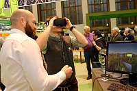 Erste Besucher in der Thüringer Halle Bild: Erste Besucher in der Thüringer Halle