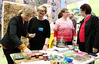 Erste Besucher in der Thüringer Halle Bild: Erste Besucher in der Thüringer Halle