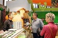 Erste Besucher in der Thüringer Halle Bild: Erste Besucher in der Thüringer Halle