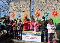 Knirpse aus Ost bereiten Brunnenfest vor Bild: Knirpse aus Ost bereiten Brunnenfest vor