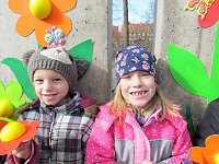 Knirpse aus Ost bereiten Brunnenfest vor Bild: Knirpse aus Ost bereiten Brunnenfest vor