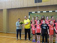 Bild: Handballerinnen der E-Jugend erhielten neue Spielkleidung