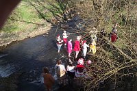 Bild: Mutig in den eiskalten Fluss