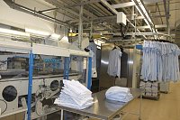 Die Mitarbeiter der Wäscherei haben alle Hände voll zu tun. Tag für Tag sind fünf Tonnen Wäsche zu waschen. Bild: Die Mitarbeiter der Wäscherei haben alle Hände voll zu tun. Tag für Tag sind fünf Tonnen Wäsche zu waschen.