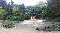 Blumenrabatten um den Neptunbrunnen auf der Promenade. Bild: Blumenrabatten um den Neptunbrunnen auf der Promenade.