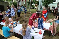 Bild: Zum Sommerfest konnte man sich am Familienzentrum gleich &uuml;ber zwei gro&szlig;z&uuml;gige Spenden freuen