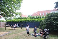 Bild: Zum Sommerfest konnte man sich am Familienzentrum gleich &uuml;ber zwei gro&szlig;z&uuml;gige Spenden freuen
