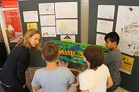 Bild: Traumh&auml;user gebaut - die Klasse 3a stellt ihre Kunstwerke jetzt in der Kreissparkasse aus
