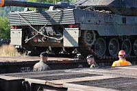 Panzer in Richtung Litauen verladen Bild: Panzer in Richtung Litauen verladen