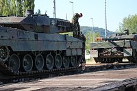 Panzer in Richtung Litauen verladen Bild: Panzer in Richtung Litauen verladen