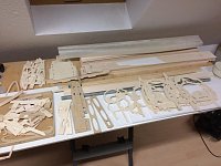 Bild: So entsteht das Modell der Fiat G91 - 1) Am Anfang hat man einen Haufen Holz auf dem Tisch liegen, bestehend aus gefr&auml;sten Sperrholz-Spanten  Kiefernleisen und Balsa Brettern