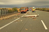Bild: An zwei Baustellenfahrzeugen entlanggeschrammt