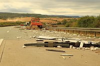 Bild: An zwei Baustellenfahrzeugen entlanggeschrammt