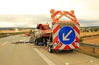 Bild: An zwei Baustellenfahrzeugen entlanggeschrammt
