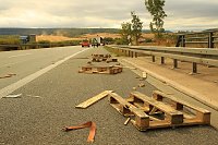 Bild: An zwei Baustellenfahrzeugen entlanggeschrammt