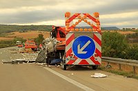 Bild: An zwei Baustellenfahrzeugen entlanggeschrammt
