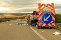 Bild: An zwei Baustellenfahrzeugen entlanggeschrammt