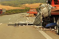 Bild: An zwei Baustellenfahrzeugen entlanggeschrammt
