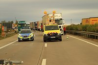 Bild: An zwei Baustellenfahrzeugen entlanggeschrammt