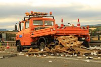 Bild: An zwei Baustellenfahrzeugen entlanggeschrammt