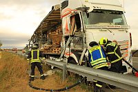 Bild: An zwei Baustellenfahrzeugen entlanggeschrammt