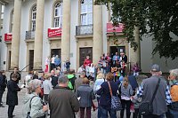 Bild: 21. Treppenk&auml;fertaufe vor dem Theater