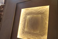 Ein Spiel aus Licht und Schatten - Künstlerin Judith Rautenberg hat das alte Neustädter Herrenhaus als Hintergrund für ihr Kunstprojekt gewählt Bild: Ein Spiel aus Licht und Schatten - Künstlerin Judith Rautenberg hat das alte Neustädter Herrenhaus als Hintergrund für ihr Kunstprojekt gewählt