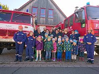 Bild: Regenbogen-Kinder zu Besuch bei der Feuerwehr