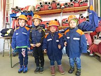 Bild: Regenbogen-Kinder zu Besuch bei der Feuerwehr